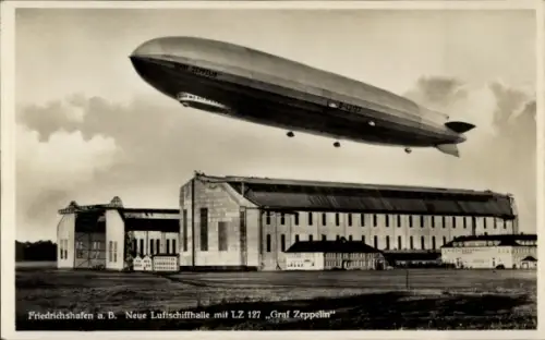 Ak Friedrichshafen am Bodensee, Luftschiff LZ 127 Graf Zeppelin über der Luftschiffhalle