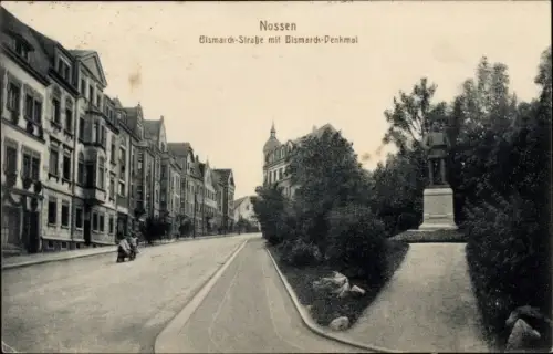 Ak Nossen in Sachsen, Bismarckstraße mit Bismarckdenkmal