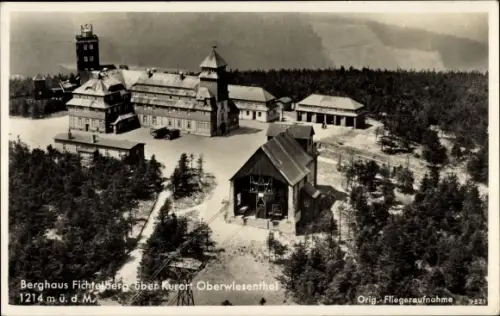 Ak Oberwiesenthal im Erzgebirge Sachsen, Berghaus Fichtelberg, Fliegeraufnahme