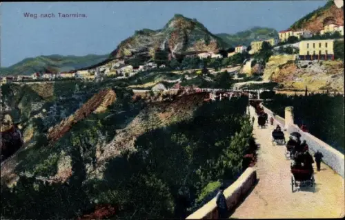 Ak Taormina Sicilia, Gesamtansicht, Kutschen, Straßenpartie