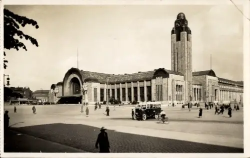 Ak Helsinki Helsingfors Finnland, Bahnhof, Menschen, Auto, Uhrturm,  Architektur