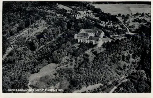 Ak Schwanberg Steiermark, Luftaufnahme von Schloss  Steigerwald, 475 m, Schwarz-Weiß