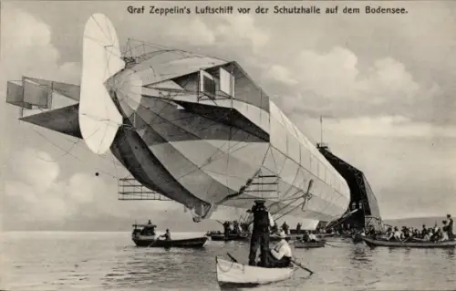 Ak Graf Zeppelin's Luftschiff vor der Schutzhalle auf dem Bodensee, Boote