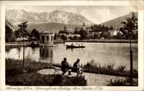 Ak Puchberg am Schneeberg Niederösterreich, Teich mit Ruderboot, Bank mit zwei Personen, steinern