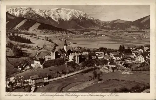 Ak Puchberg am Schneeberg Niederösterreich, Schneebedeckter Berggipfel, Dorf mit Kirchturm und Tu