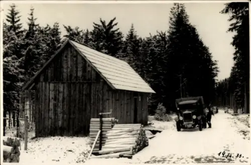 Foto Ak Havlíčkův Brod Německý Brod Deutschbrod Region Hochland, Waldhütte im Winter, Auto