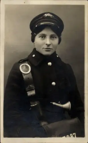 Foto Ak Briefträgerin in Uniform, Porträt