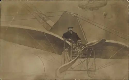 Foto Ak Mann in einem Flugzeug, Fotomontage, Zeppelin