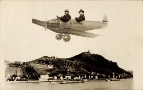 Foto Ak Königswinter am Rhein, Drachenfels, Flugzeug, Männer, Fotomontage