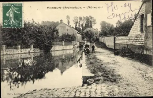 Ak Villeneuve L'Archevêque Yonne, L´Abreuvoir, Angeln