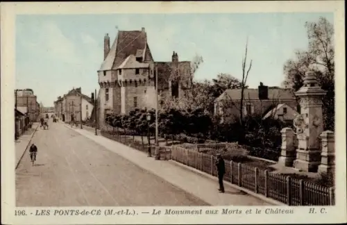 Ak Les Ponts de Cé Maine et Loire, Le Monument aux Morts et le Chateau