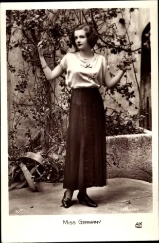 Ak Miss Germany, Frauenportrait, Rock, Halskette, Garten, Blühender Baum