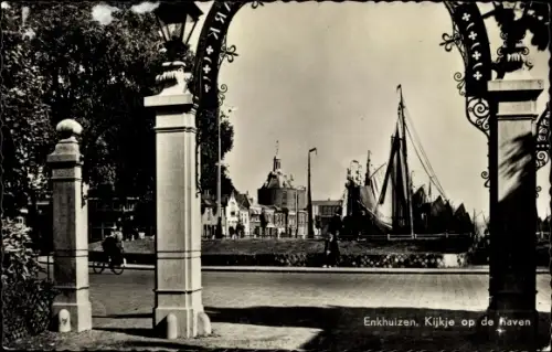 Ak Enkhuizen Nordholland Niederlande, Kijkje op de haven