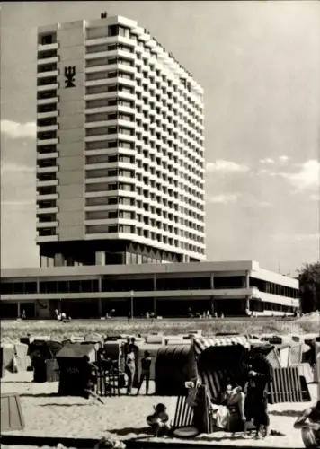 Ak Warnemünde Rostock, Blick auf das Hotel Neptun, Strandleben