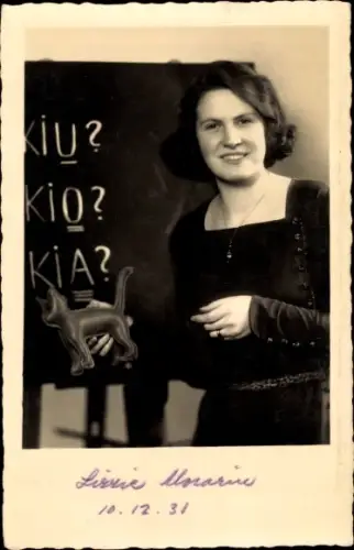 Foto Ak Portrait einer Frau mit Katze-Spielzeug, Schultafel, Lizzie