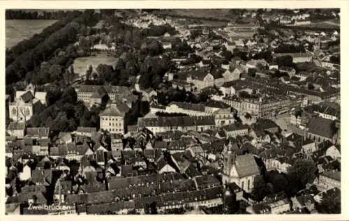 Ak Zweibrücken in der Pfalz, Luftaufnahme von  Stadtansicht,  Gebäude