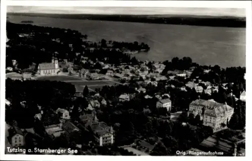 Ak Tutzing am Starnberger See Oberbayern, Luftaufnahme von  Kirche, Häuser, Wasser