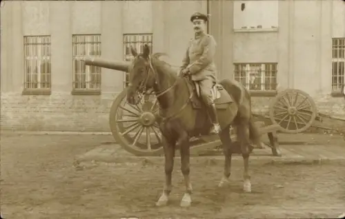 Foto Ak Jüterbog in Brandenburg, deutscher Soldat in Uniform auf einem Pferd