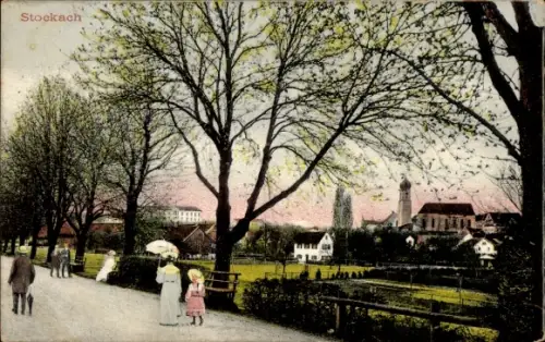 Ak Stockach im Hegau Baden, Straßenansicht, Passanten, Kirche