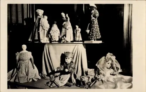 Ak Apeldoorn Gelderland, Puppenausstellung Stichting 1940-45, verschiedene Puppen