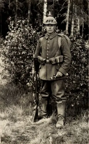 Foto Ak Chemnitz, deutscher Soldat in Uniform, Standportrait, Ausrüstung, Gewehr, Pickelhaube
