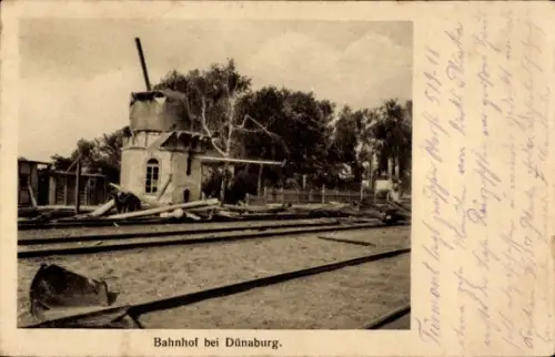 Ak Daugavpils Dünaburg Lettland, Blick auf den zerstörten Bahnhof, Gleisseite