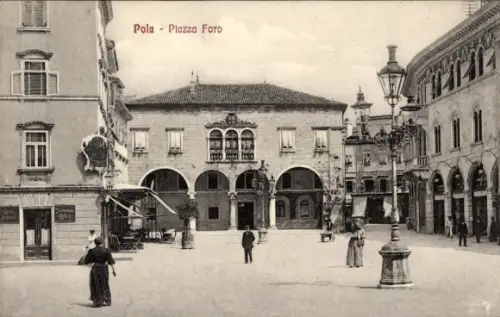 Ak Pola Pula Kroatien, Pola, Piazza Foro, Brunnen, Bogenarkaden, Straßenlaterne