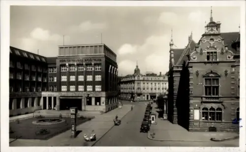 Ak Moravská Ostrava Mährisch Ostrau Region Mährisch Schlesien, MOR. OSTRAVA, Platz mit Brunnen, G