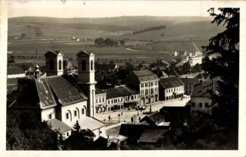Ak Butschowitz Bučovice Südmähren,  Marktplatz, Pfarrkirche mit Doppeltürmen, Häuserzeile