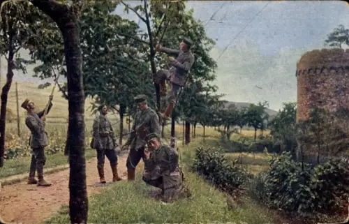 Ak Deutsche Soldaten in Uniformen, Legen der Telefonleitung, I. WK