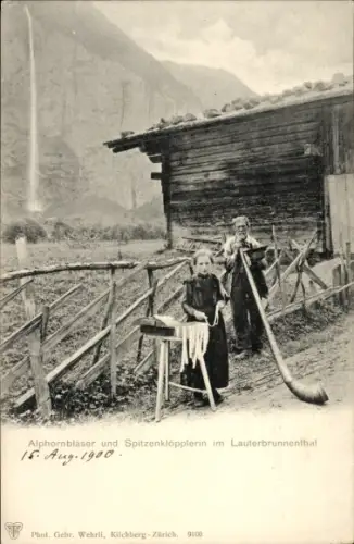 Ak Lauterbrunnental Kanton Bern, Alphornblaser und Spitzenklöpplerin