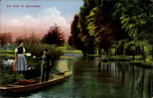Ak Die Post im Spreewald, Postbote im Spreewaldkahn, Frau in Tracht