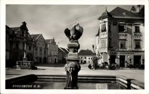 Ak Eggenburg in Niederösterreich, Springbrunnen, Platz, Geschäft