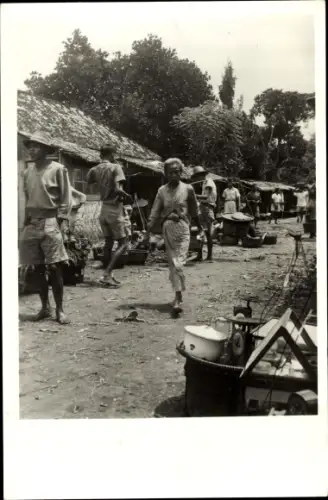 Foto Ak Niederländisch Indien Indonesien, Marktpartie, Einheimische