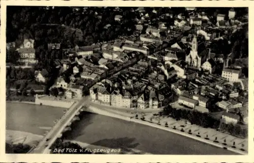 Ak Bad Tölz in Oberbayern,  Luftaufnahme, Brücke über Isar, Marktstraße, Stadtturm, Kirche
