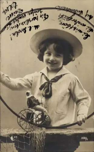 Ak Kinderportrait, Junge mit Reifen und Spielzeugfahrzeug, Puppe