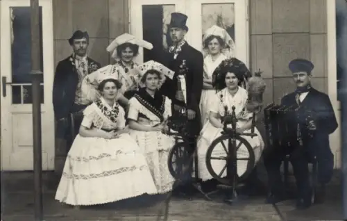 Foto Ak Gruppe in Spreewälder Tracht, Spinnräder