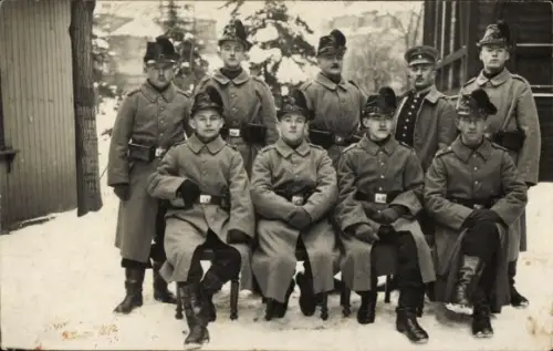 Foto Ak deutsche Soldaten in Uniform, Jäger-Batl. 13 Sachsen, Gruppenbild, Winter, Uniformmäntel