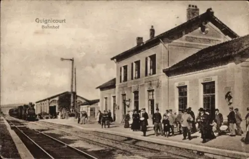 Ak Guignicourt Aisne, Guignicourt Bahnhof, Lokomotive, Bahnsteig, wartende Personen