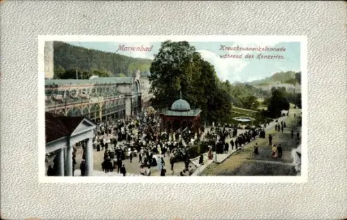 Ak Mariánské Lázně Marienbad Region Karlsbad, Kreuzbrunnenkolonnade während des Konzertes