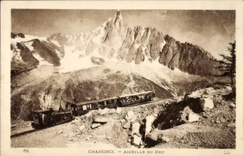 Ak Chamonix Mont Blanc Haute Savoie, Aiguille du Dru, Eisenbahn in Fahrt