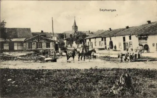 Ak Septsarges Meuse,  Dorfstraße mit Kirchturm, Pferde an Wasserstelle