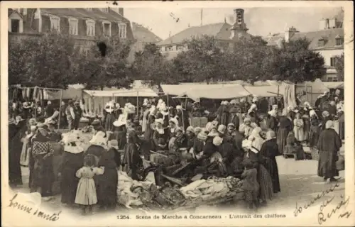 CPA Concarneau Finistère, Scene de Marché, L'attrait des chiffons