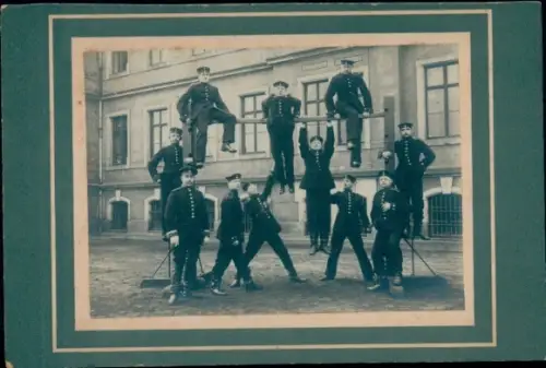 Foto Dresden, deutsche Soldaten in Uniform, beim Turnen am Reck, 1903