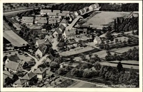 Ak Birkenfeld an der Nahe, Luftaufnahme von  Sportplatz, Wohnhäuser, Straßen