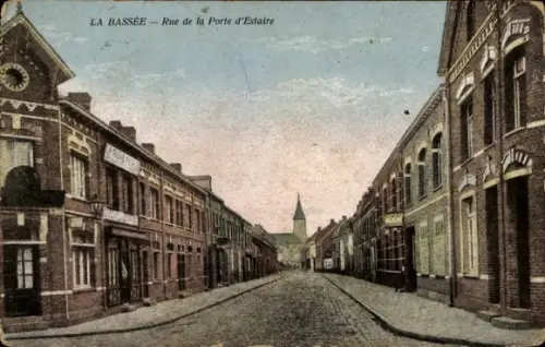 Ak La Bassée Nord, Rue de la Porte d'Estaire, église, maisons