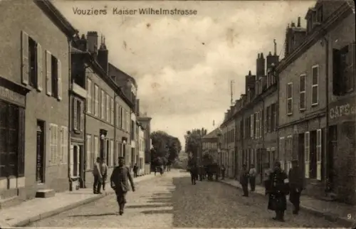 Ak Vouziers Ardennes,  Kaiser Wilhelmstrasse, Café