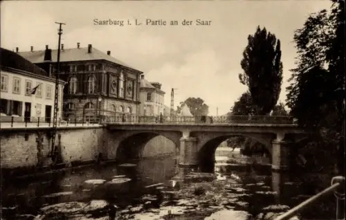 Ak Sarrebourg Saarburg Lothringen Moselle,  Partie an der Saar, Brücke über die Saar