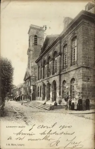 Ak Longwy Haut Meurthe et Moselle, Rathaus und die Kirche Sankt Dagobert im Hintergrund
