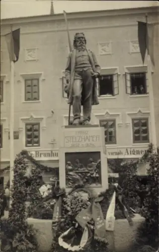 Foto Ak Ried Innkr. Oberösterreich, Denkmal Dichter Franz Stelzhamer, Kränze, Geschäft Fr. Brunhu...